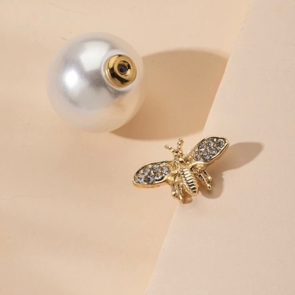 Pearl Bee 🐝 Studs